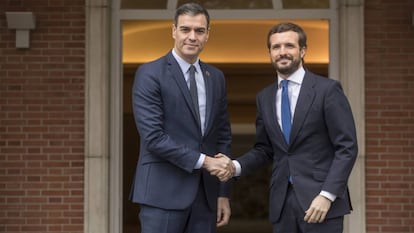 El presidente del Gobierno en funciones, Pedro Sánchez, recibe al líder del PP, Pablo Casado, este lunes. 