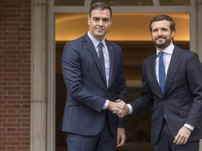 El presidente del Gobierno en funciones, Pedro Sánchez, recibe al líder del PP, Pablo Casado, el 17 de febrero.