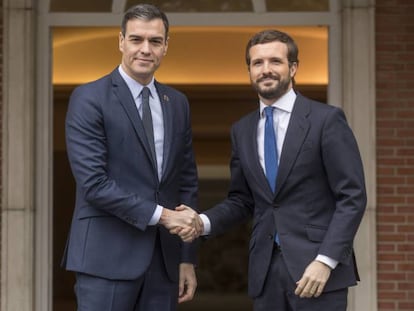 Prime Minister Pedro Sánchez (l) and Popular Party leader Pablo Casado in February.