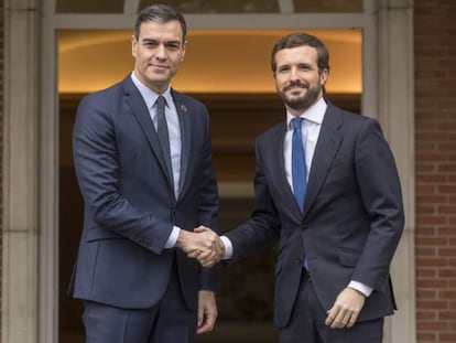 El presidente del Gobierno en funciones, Pedro Sánchez, recibe al líder del PP, Pablo Casado, este lunes. 