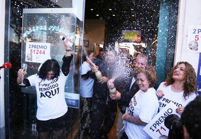 Punto de venta de lotería de Cádiz en avenida del Puerto nº 1, han dado el 1º premio y el 2º premio, sólo llevan abierto 15 meses abiertos.