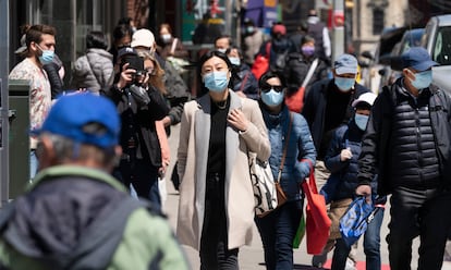 Gente caminando por una calle de Nueva York