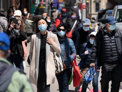 Gente caminando este lunes por una calle de Nueva York.