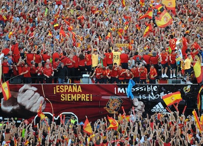 El rojo de La Roja quedó consolidado tras la victoria en la Eurocopa de 2008. De ser el color de unos —el que permitía estigmatizar a una de las dos Españas— pasó a ser el color que simbolizaba la moderna normalización de nación. “Me gustaría que la selección tuviera un nombre, una identidad”, expresó el entonces seleccionador Luis Aragonés. Y el triunfo 0-1 frente a Alemania en Viena el 29 de junio de aquel año le permitió cumplir su sueño.