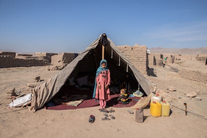 Maryam, de 10 años, en la foto, es la mayor de cuatro hermanos: dos niñas de seis y ocho, y dos niños de año y medio y cuatro. Antes de venir a este campamento del oeste de Afganistán, hace cinco años, su familia tenía una buena vida, pero su padre murió de cáncer y hoy viven en una tienda de campaña. Las condiciones en el asentamiento son infernales: un vasto desierto sin árboles de sombra a la vista, con escasa protección contra las tormentas de arena, sin agua corriente, electricidad, calefacción ni trabajo. Durante el día, la madre trabaja como modista, por la noche borda. Sus hijas mendigan. La comida familiar consiste, principalmente, en pan seco. Los niños comen tres veces al día; la madre solo una. Hace dos años, vendió a Maryam por 150.000 afganis (unos 1.950 euros). Se supone que se reunirá con su nueva familia dentro de dos meses, aunque asegura que intenta atrasarlo todo lo posible. "Quiero estar con mi madre", dice la niña, a la que le encanta la escuela, sobre todo sus clases de Corán y de la lengua dari. Ahora, la gente ofrece dinero por su hermana de ocho años. La madre ha negado hasta ahora. "En el futuro no tendré elección", lamenta. 