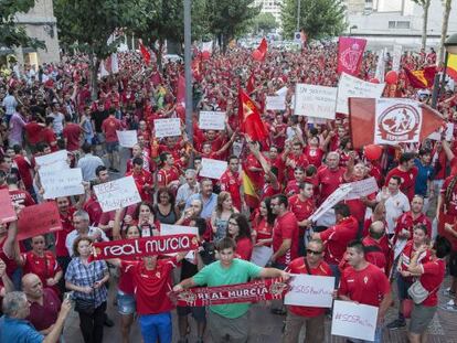 Manifestación en Murcia contra el descenso del equipo.