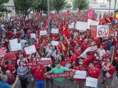 Manifestación en Murcia contra el descenso del equipo. 