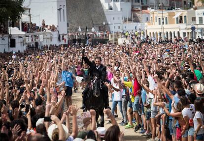 Un jinete galopa con una lanza durante la celebración 'Caragol des Born', una reunión masiva de caballos y personas que se arremolinan al ritmo de la música durante el tradicional festival de San Juan en laCiutadella, Menorca.