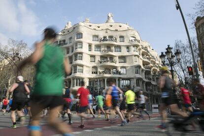 Els corredors passen per davant la Pedrera de Barcelona.