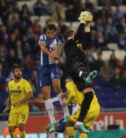 Asenjo se desequilibra tras chocar con Stuani y un compañero.