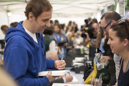 Albert Espinosa, firmando libros el jueves durante Sant Jordi.