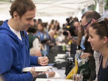 Albert Espinosa, firmando libros el jueves durante Sant Jordi.