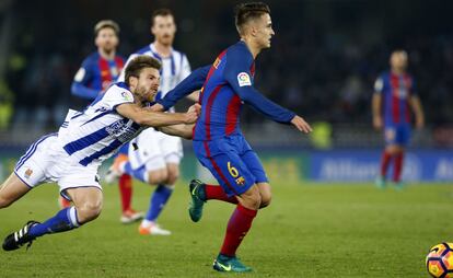 El centrocampista del F. C. Barcelona, Denis Suárez (d), intenta llevarse el balón ante el agarrón del centrocampista de la Real Sociedad, Asier Illarramendi.