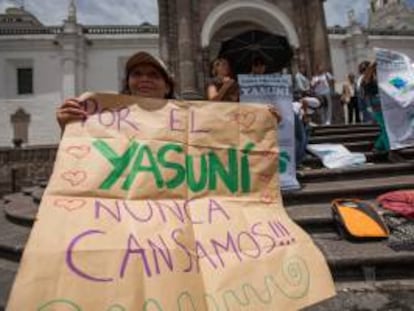Representantes del colectivo Yasunidos y adeptos a su causa fueron registrados este viernes, durante una ceremonia ecuménica por el Yasuní y la naturaleza, en la plaza de la Independencia de Quito (Ecuador).
