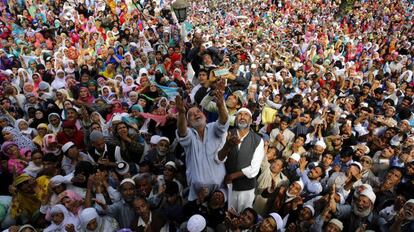 Una multitud reza en el templo de Hazratbal a las afueras de Srinagar (India).