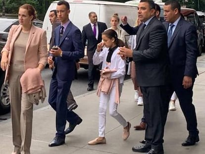 La princesa Salma de Marruecos, junto a sus dos hijos en Nueva York, el miércoles, en una imagen publicada por el diario marroquí 'Goud'.