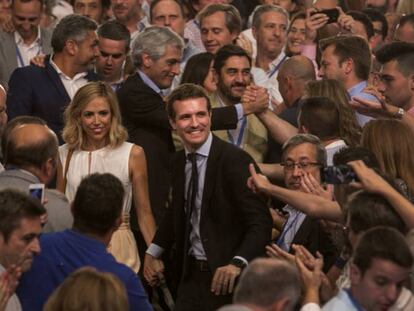 Pablo Casado junto a su esposa, Isabael Torres, tras ser proclamado presidente del PP, el pasado julio.
