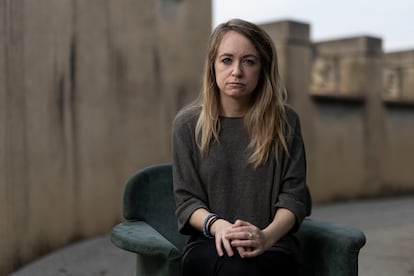 Sally Hayden, periodista irlandesa, posa en la terraza del Instituto Europeo del Mediterráneo (IEMED), en Barcelona, este martes.