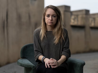 Sally Hayden, periodista irlandesa, posa en la terraza del Instituto Europeo del Mediterráneo (IEMED), en Barcelona, este martes.