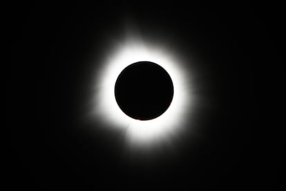 Totale Sonnenfinsternis am Lake Monroe am 8. April 2024 in Indiana, USA.