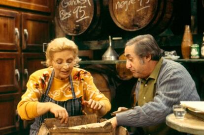 El actor Alfred Lucchetti, a la izqueirda, junto a la actriz Lola Lizarán, en la serie <i>Poblenou</i> de TV-3.