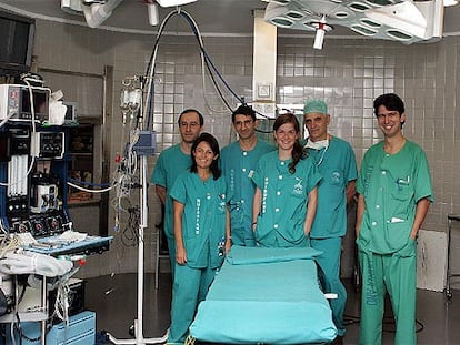 El equipo multidisciplinar, en el quirófano de traumatología del hospital Virgen del Rocío de Sevilla.