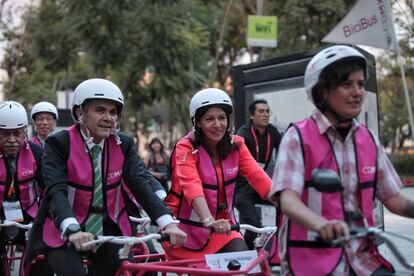 La alcaldesa de París, Anne Hidalgo (c), y su par de Ciudad de México, Miguel Ángel Mancera.