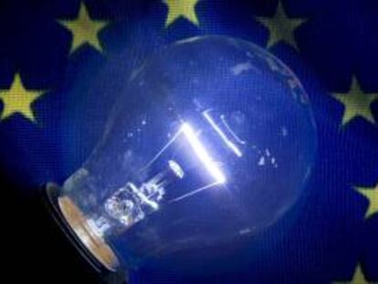 Una bombilla de tungsteno sobre una bandera de la Unión Europea. EFE/Archivo