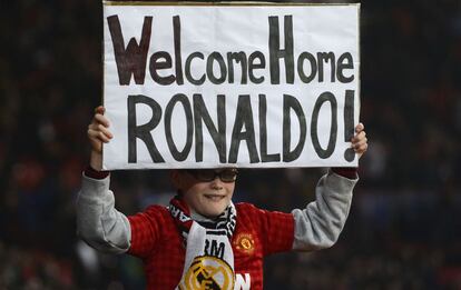 Un aficionado sostiene da la bienvenida a Ronaldo.