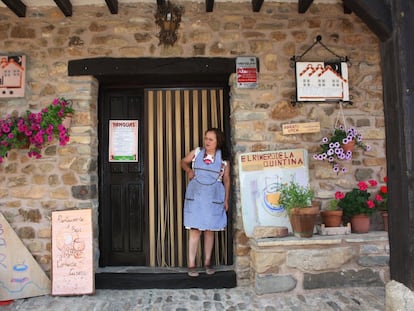 Marisol del Río Ubina en la puerta de su hotel rural, El Rimero de la Quintina, en Soria.