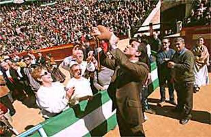 Eduardo Zaplana probó tinto de una bota en la conmemoración del Día de Andalucía, ayer, en Valencia.