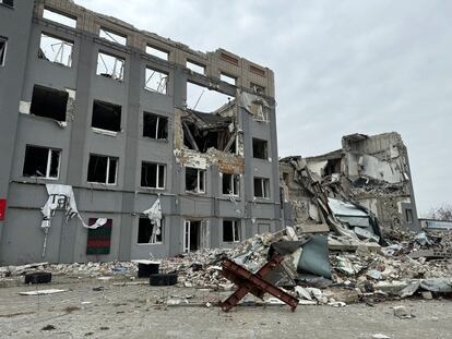 Uno de los cuarteles del ejército ruso durante la ocupación de Jersón destruido por la artillería ucrania