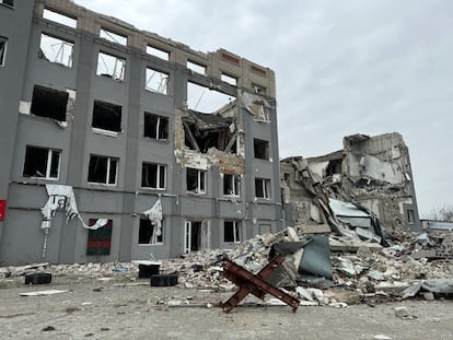 Uno de los cuarteles del ejército ruso durante la ocupación de Jersón, destruido por la artillería ucrania, a principios de marzo.