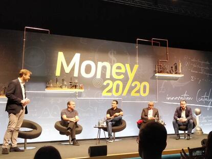 Gustavo Vinacua, responsable global de Venture Creation de BBVA (en el centro), y Farhan Lalji, responsable de Alianzas de Anthemis (segundo por la derecha) en Money2020, en Madrid.