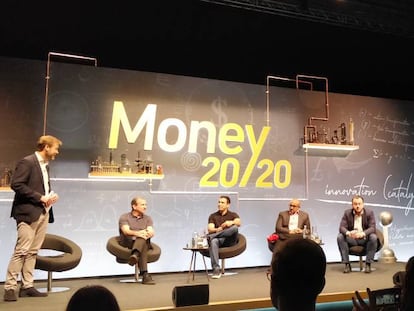 Gustavo Vinacua, responsable global de Venture Creation de BBVA (en el centro), y Farhan Lalji, responsable de Alianzas de Anthemis (segundo por la derecha) en Money2020, en Madrid.