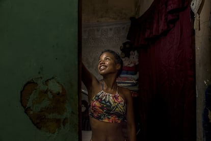 Vitória, de 12 anos, em sua casa na favela Vila do Metrô. Mangueira, Rio de Janeiro, Brasil.