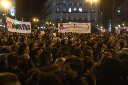 Un cartel con el lema "No pasaran", entre la multitud convocada en la Puerta del Sol.