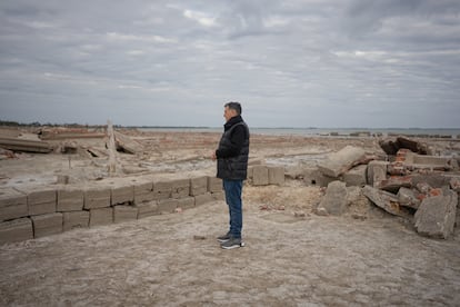 Juan Bergia (74) recorre las ruinas de la ciudad antigua, dónde se encontraba su casa.