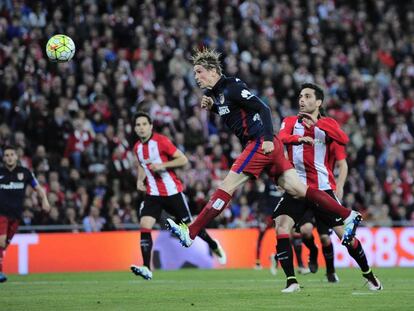 Torres marca de cabeza ante el Athletic.