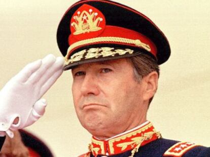 Ricardo Izurieta, en la ceremonia en la que sucedi&oacute; a Pinochet como comandante en jefe del Ej&eacute;rcito, en 1998.