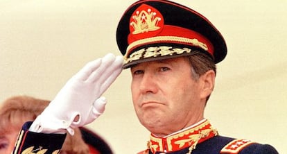 Ricardo Izurieta, en la ceremonia en la que sucedi&oacute; a Pinochet como comandante en jefe del Ej&eacute;rcito, en 1998.