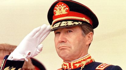 Ricardo Izurieta, en la ceremonia en la que sucedió a Pinochet como comandante en jefe del Ejército, en 1998.