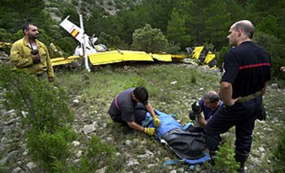 El equipo de rescate prepara el cuerpo del piloto fallecido para su traslado, ayer, en el barranco Molinell.