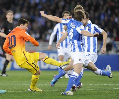 Messi dispara a puerta momentos antes de lograr el primer gol de su equipo.