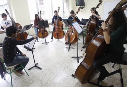 Seis contrabajistas de la Orquesta de Alumnos de Euskadi ensayan en Eibar, donde la formación se concentró la pasada semana para preparar la gira por Venezuela.
