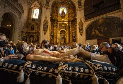 Numerosos feligreses han venerado este Miércoles Santo la imagen del Cristo del Santo Sepulcro, en la catedral de Logroño.