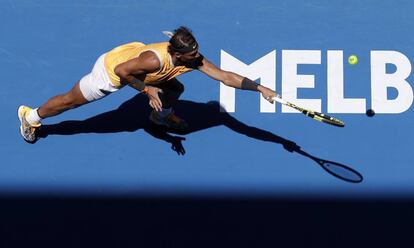 Nadal trata de restar un servicio durante su estreno en Melbourne.