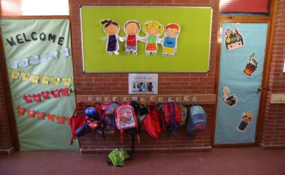 Mochilas de alumnos en el colegio público bilingüe Luis Buñuel de Alcobendas, al norte de la capital.