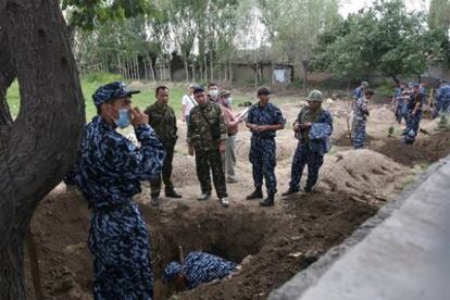 Soldados kirguises exhuman los cadáveres de las víctimas que fueron enterradas sin identificar en los enfrentamientos étnicos de este mes.