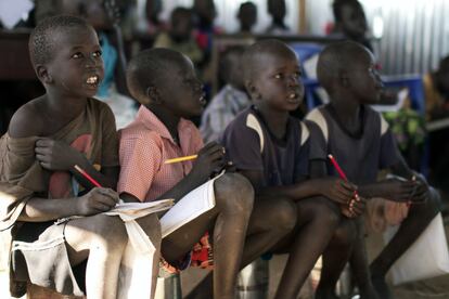 Según las estadísticas que ofrece Unicef, el porcentaje de matriculados en la educación primaria es un 42%, de los que sólo un 10% logra acabar el ciclo completo de estudios. Los chicos son mayoría, con un 65%; las chicas continúan en un ratio inferior del 35%.